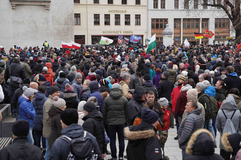Knapp 2400 Menschen demonstrierten am Sonntag in Görlitz gegen die sächsische Corona-Politik.