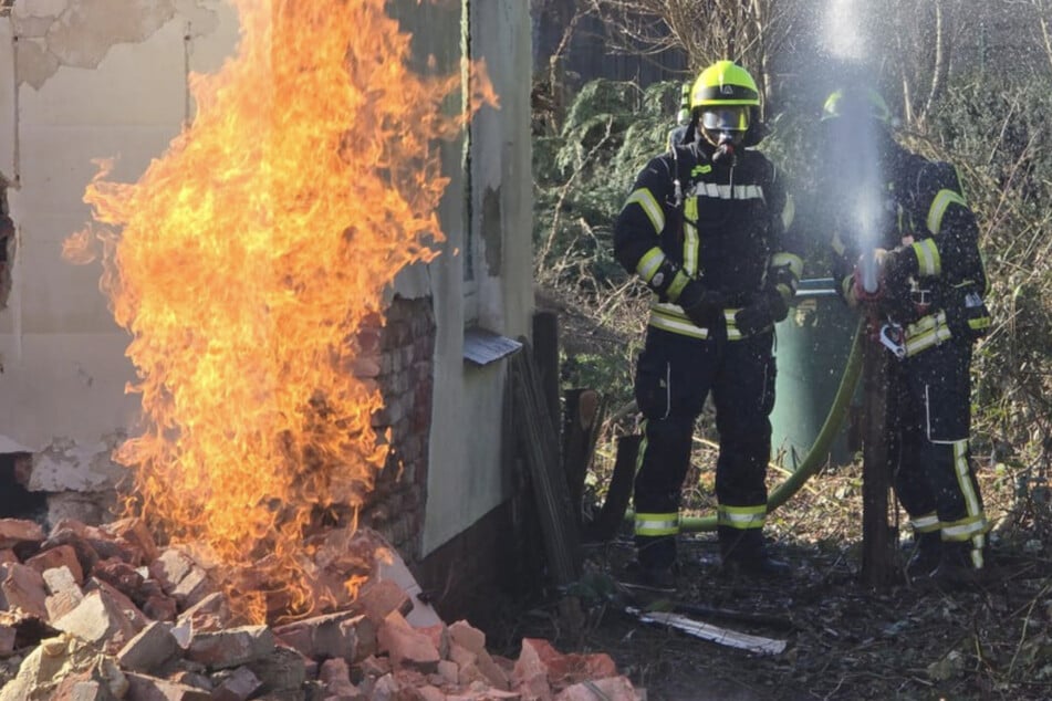 Sieben Meter hohe Flammen! Zerstörte Gasleitung sorgt für Wohnungs-Evakuierung