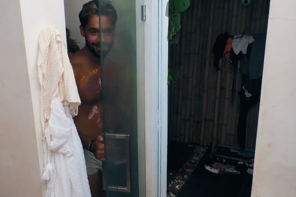 Kaum hat sich Chris (27) von seiner vermeintlichen Favoritin verabschiedet, geht er mit einer anderen Frau duschen.