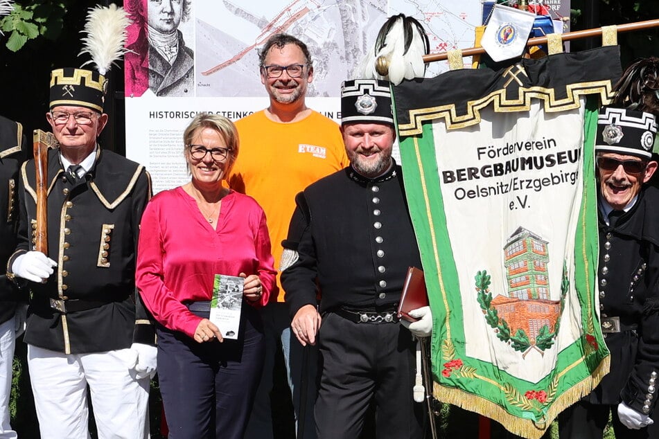 Tourismusministerin Barbara Klepsch (60, CDU) weihte mit Vertretern der Bergmanns-, Hütten- und Knappenvereine eine Tafel zur Sächsischen Kohlenstraße ein.