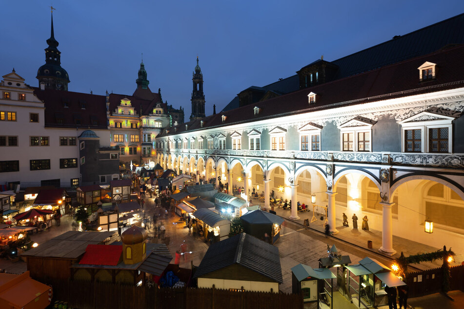 "Raunächte" statt Weihnachten: An Wochenenden wird für den Zugang zum Markt im Stallhof Eintritt (3/5 Euro) fällig.