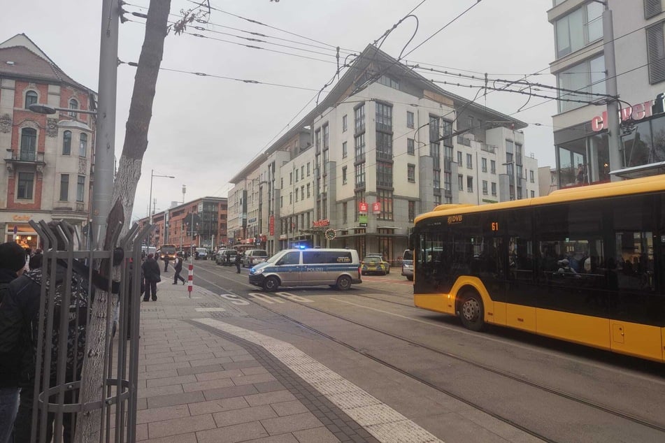 An der Kesselsdorfer Straße in Löbtau kam es zu einem großen Polizeieinsatz. Ein Ukrainer wollte die Sparkasse ausrauben.