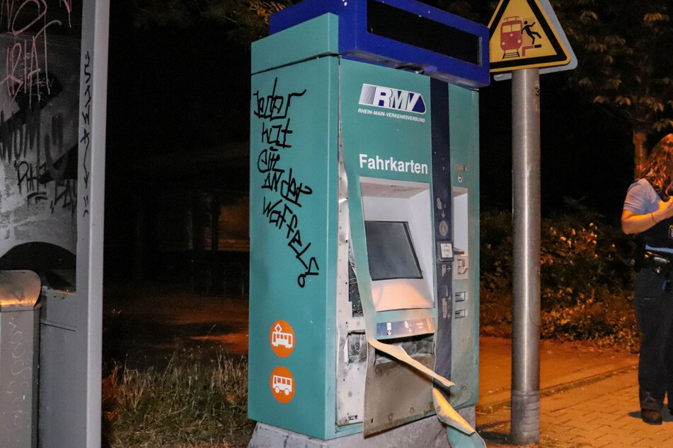 Am Bahnhof des Hanauer Stadtteils Klein-Auheim haben unbekannte Täter einen Fahrkartenautomaten in die Luft gejagt.