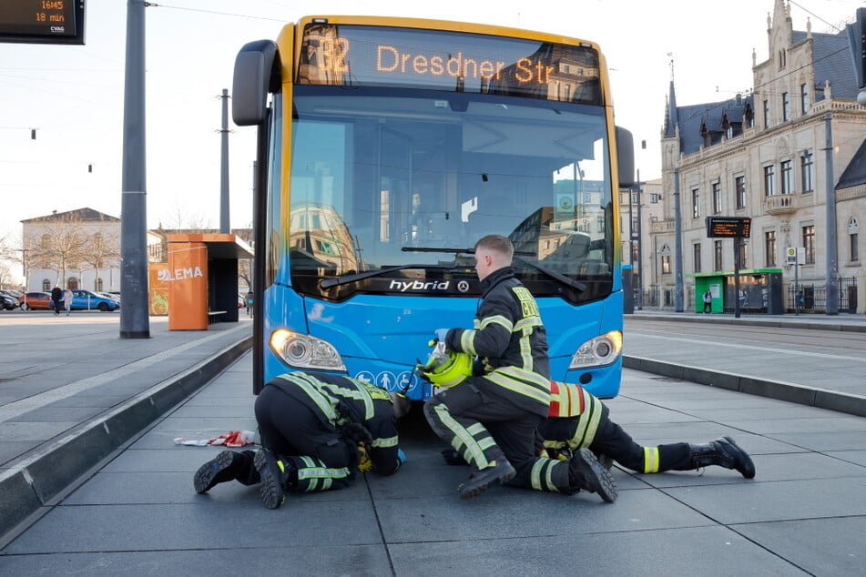 Rettungskräfte der Feuerwehr waren bei dem Einsatz am Bus vor Ort.