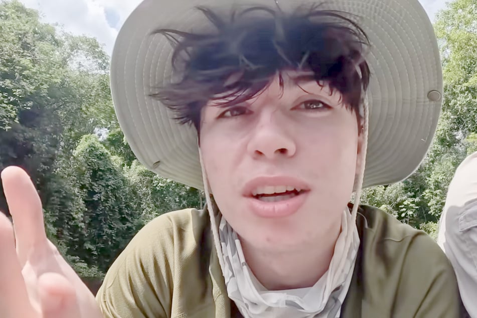 Beim Feueranzünden wird dem Influencer schwindelig.