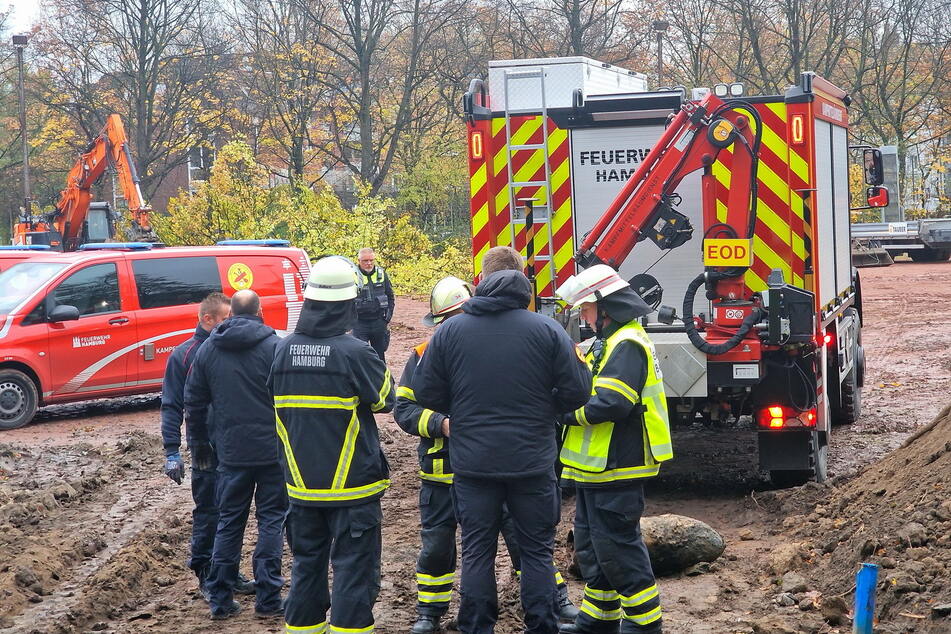 Der Kampfmittelräumdienst und die Feuerwehr am Fundort der Bombe.