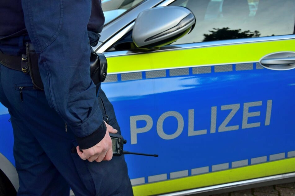 Kleines Mädchen (2) stürzt aus Fenster im drittem Stock