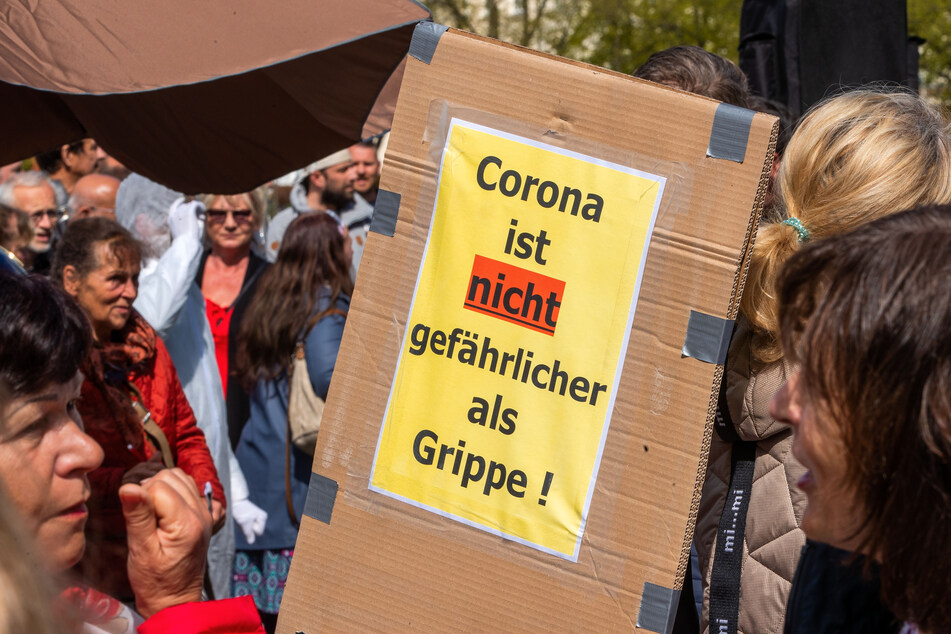 Menschen protestieren gegen Corona-Schutzmaßnahmen.