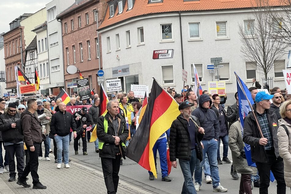 Etwa 500 rechtsorientierte Demonstranten fanden sich am Samstag in Aschaffenburg ein.