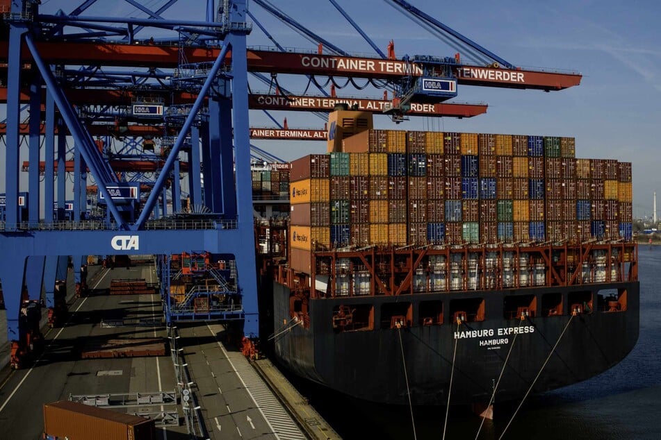 Ein Schiff liegt im Hamburger Hafen. (Symbolbild)