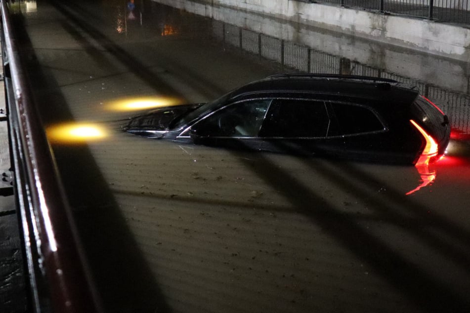 In einer Unterführung in Gondelsheim steht ein Auto nach einem Gewitter in einer Unterführung in Wassermassen fest.