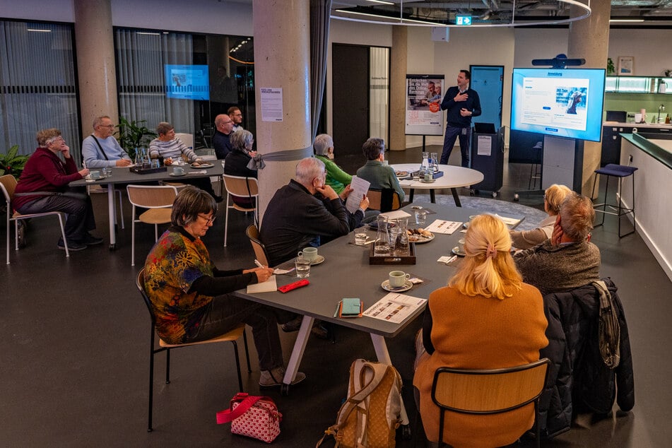 In gemütlicher Atmosphäre wurde den Rentnern der Umgang mit Online-Banking erklärt.
