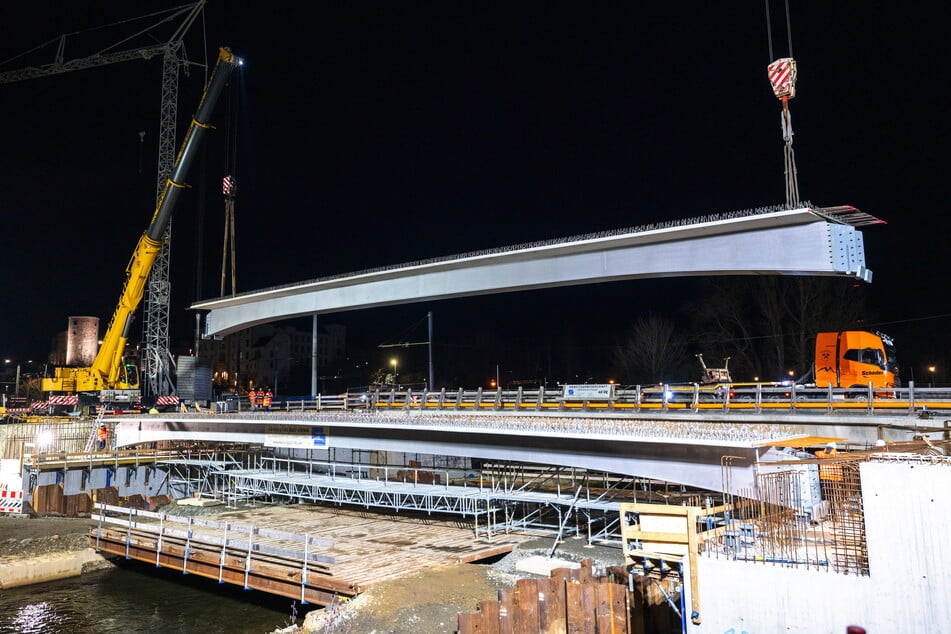 Für die Neue Elsterbrücke wurden Träger montiert.