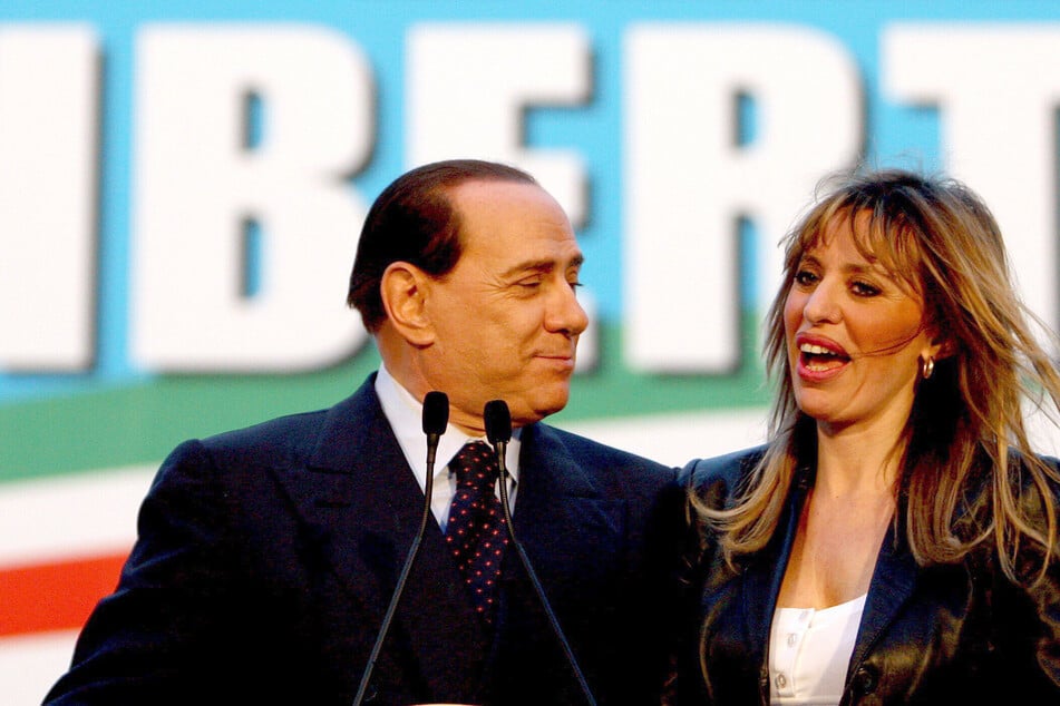 Silvio Berlusconi (1936 - 2023) und Mussolini arbeiteten in Bündnissen zusammen. 2013 trat sie schließlich in die von ihm gegründete Forza Italia ein.