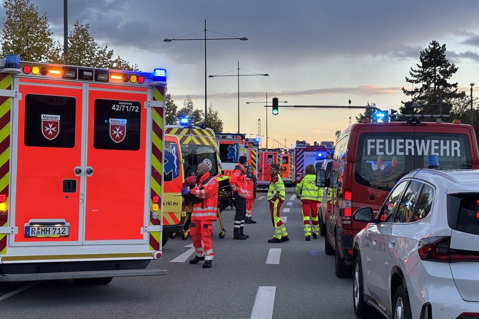 Zahlreiche Rettungskräfte waren vor Ort, um sich um die Verletzten zu kümmern.