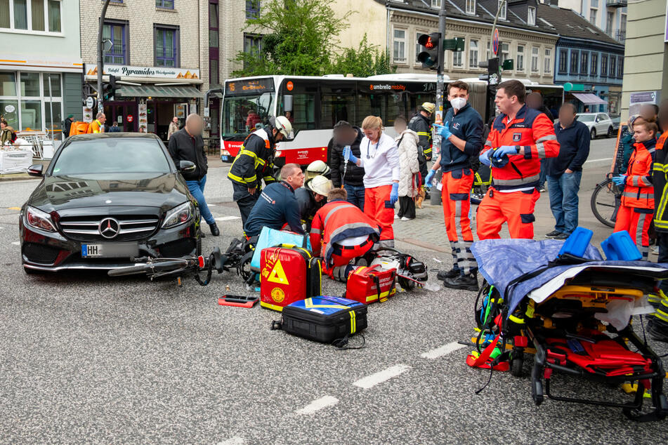 Ein 30-jähriger Radfahrer ist bei einem Unfall in Hamburg am Montag schwer verletzt worden. Ein Augenzeuge wurde ohnmächtig.
