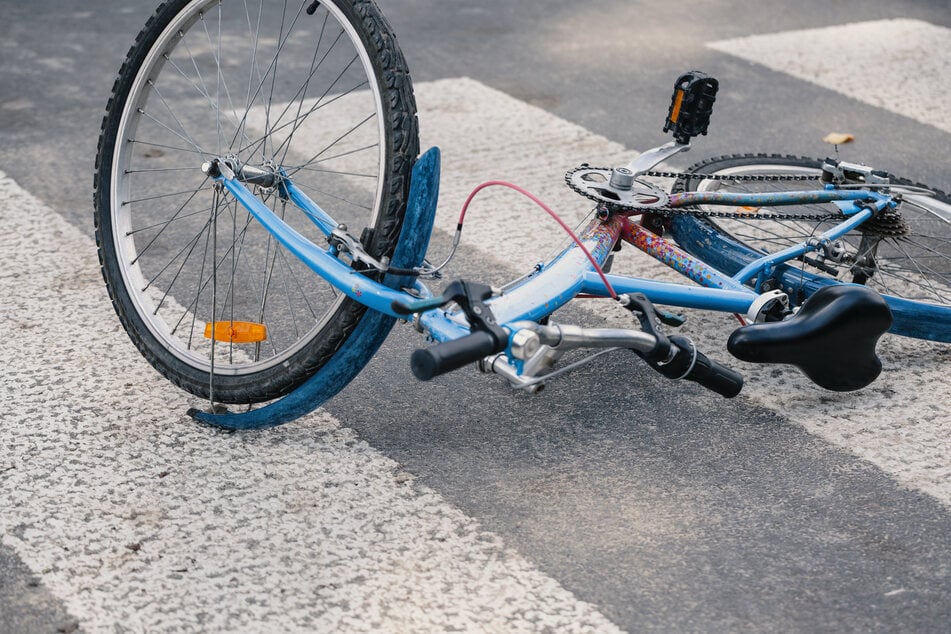 Der achtjährige Radfahrer wurde bei dem Unfall in Wesseling verletzt. Die beteiligte Autofahrerin machte sich aus dem Staub. (Symbolbild)
