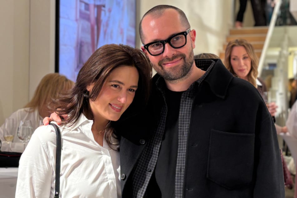 Unter den Gästen der "RIANI"-Store-Eröffnung waren unter anderem Unternehmerin Louisa Beyer (38) mit ihrem Mann, Star-DJ David Puentez (40, bürgerlich Benjamin Beyer).