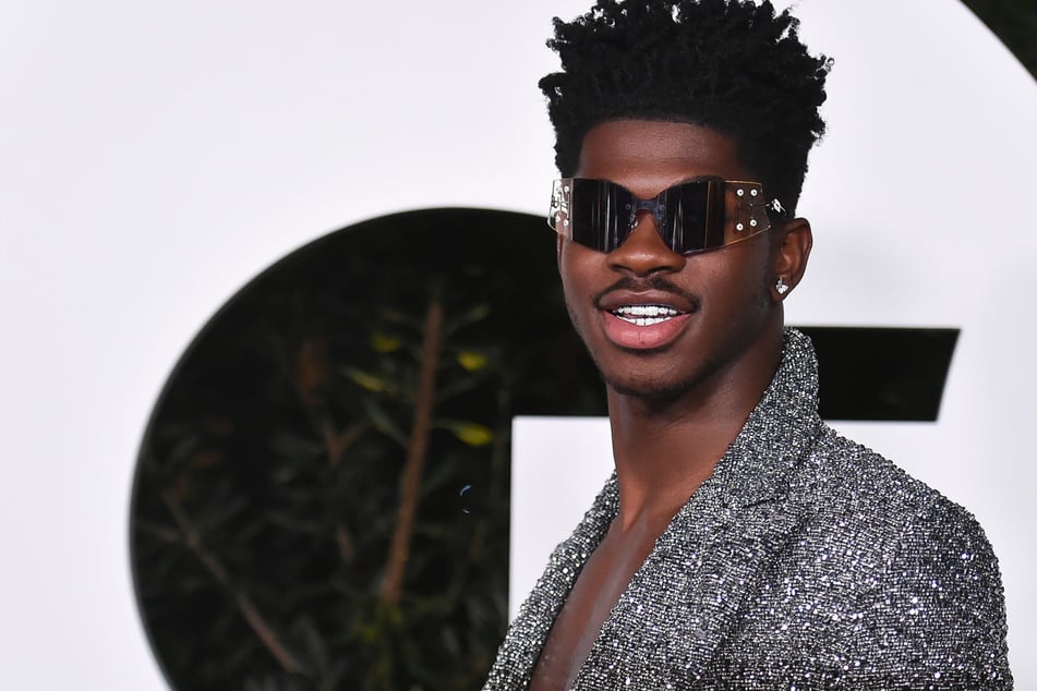 Unter Drogen? Sänger Lil Nas X geht halbnackt auf Polizisten los