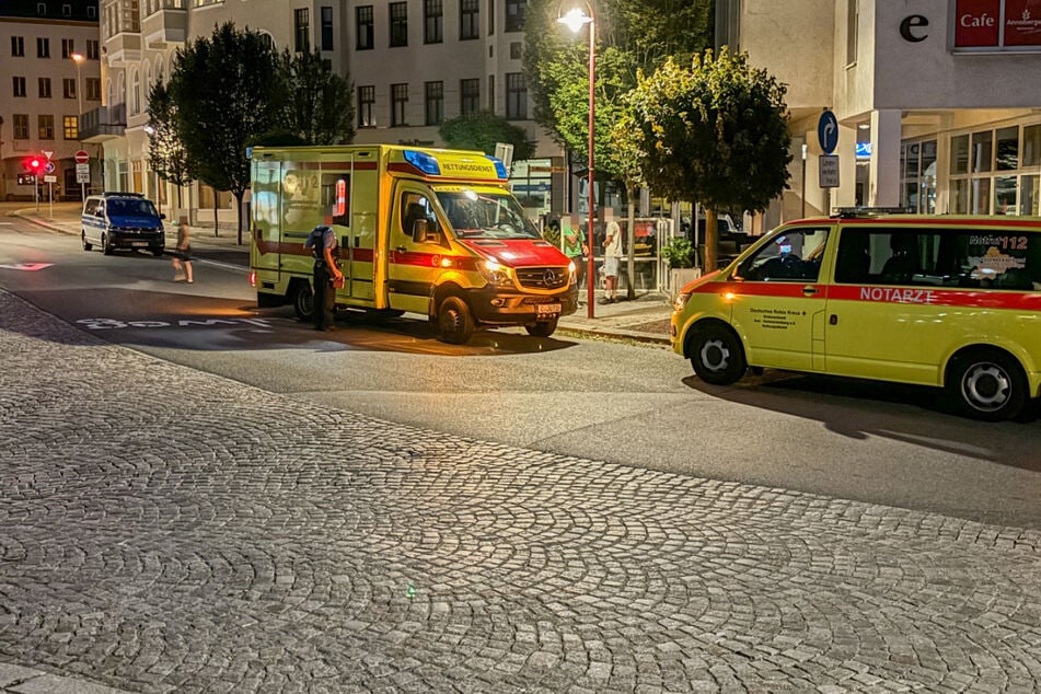 Erzgebirge: Fußgänger von Auto erfasst, Polizei sucht nach flüchtigem Fahrzeug