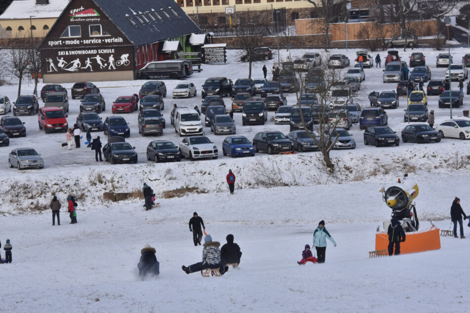 Andrang am Rodelhang in Altenberg: Am Sonntag war der Parkplatz gut gefüllt, viele Auswärtige nutzten das schöne Winterwetter.