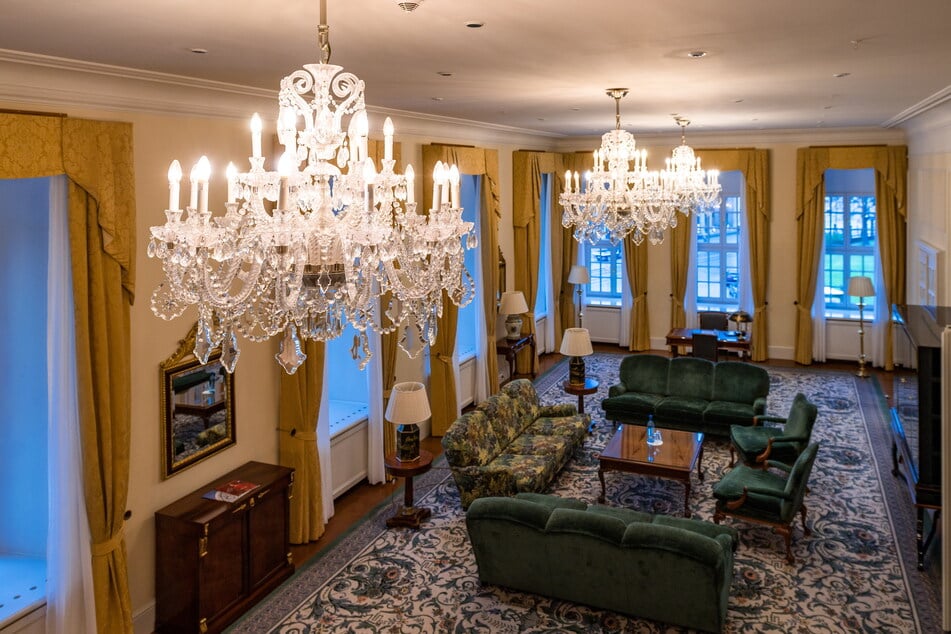 Blick in den Salon der Präsidenten-Suite mit den drei großen Kristalllüstern.