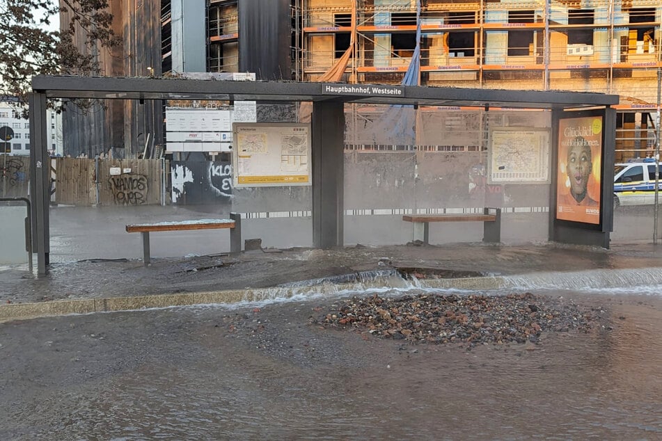 Die Haltestelle wurde komplett vom Wasser unterspült.
