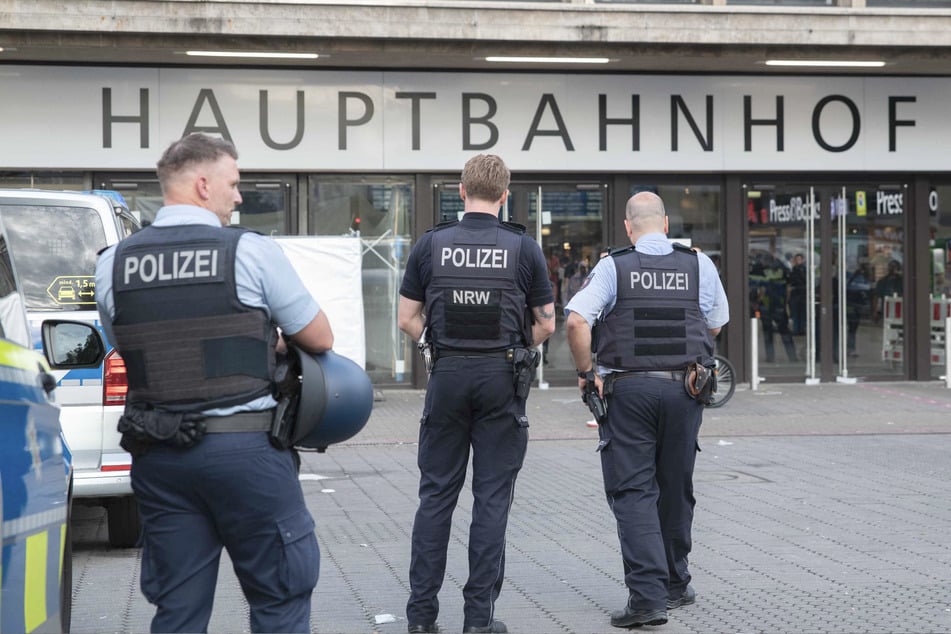 Steine und Flaschen flogen durch die Luft: Massenschlägerei bei prokurdischer Demo in Düsseldorf