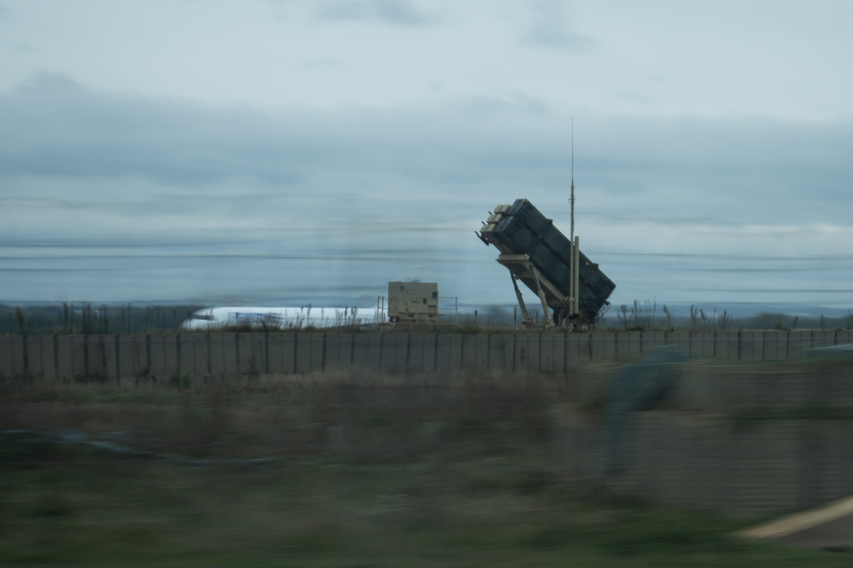 Eine Batterie eines Flugabwehrraketensystems Patriot steht am Flughafen Rzesz—w-Jasionka. (Archivbild)