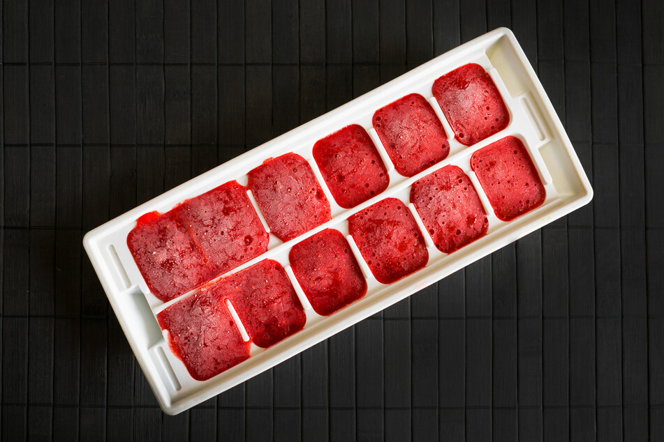 Gibt man das Erdbeerpüree in eine Eiswürfelform, entstehen praktische, kleine Würfel, die man perfekt portionieren kann.