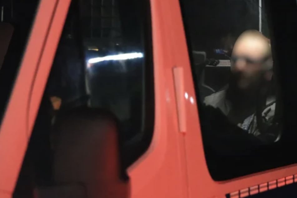 Mann mit der Ukulele versetzt ein ganzes Dorf in Angst und Schrecken