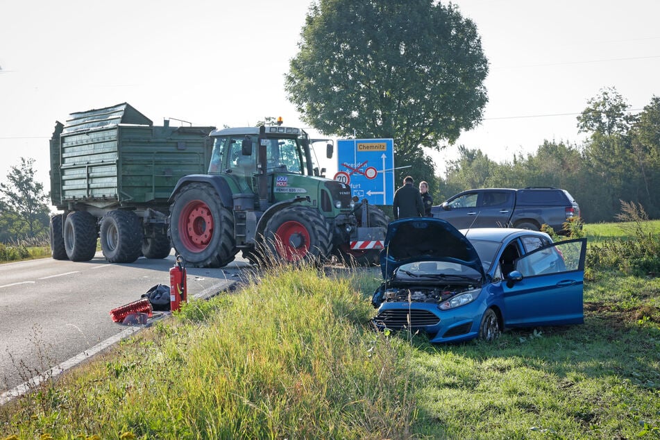 Auf der Chemnitzer Straße bei Limbach-Oberfrohna sind am Dienstagmorgen ein Traktor und ein Ford zusammengestoßen.