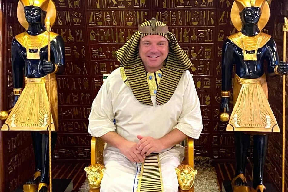Sieht aus wie ein Pharao, ist aber Schlagersänger René Ulbrich.