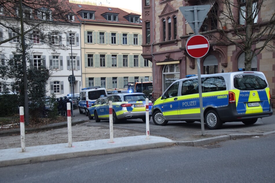 Zahlreiche Streifenwagen sind zu einer Schule in Heidelberg geeilt.