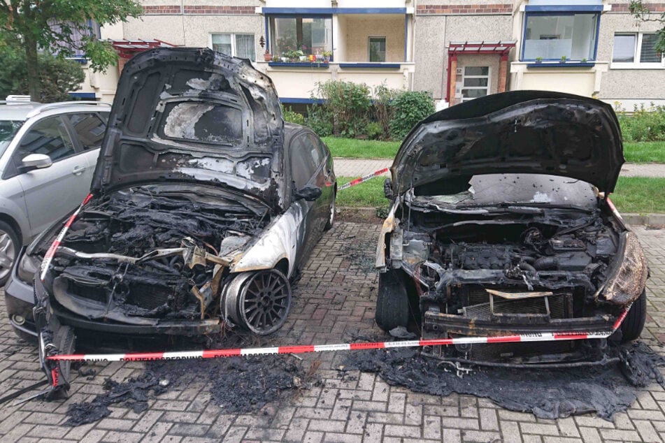 War es Brandstiftung? Autos werden bei Feuer komplett zerstört