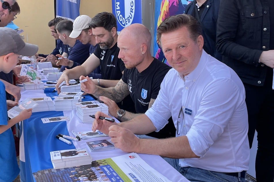 Der Trainer des 1. FC Magdeburgs, Christian Titz (r. 53), gab vor Ort zusammen mit einem Teil des Teams auch Autogramme.