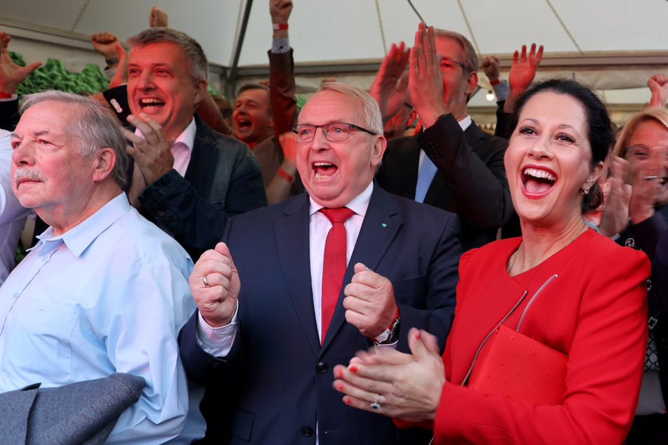Unterstützer der SPD mit Till Backhaus (SPD, 2.v.l.) jubeln bei der Wahlparty der SPD zur Landtagswahl in Mecklenburg-Vorpommern.