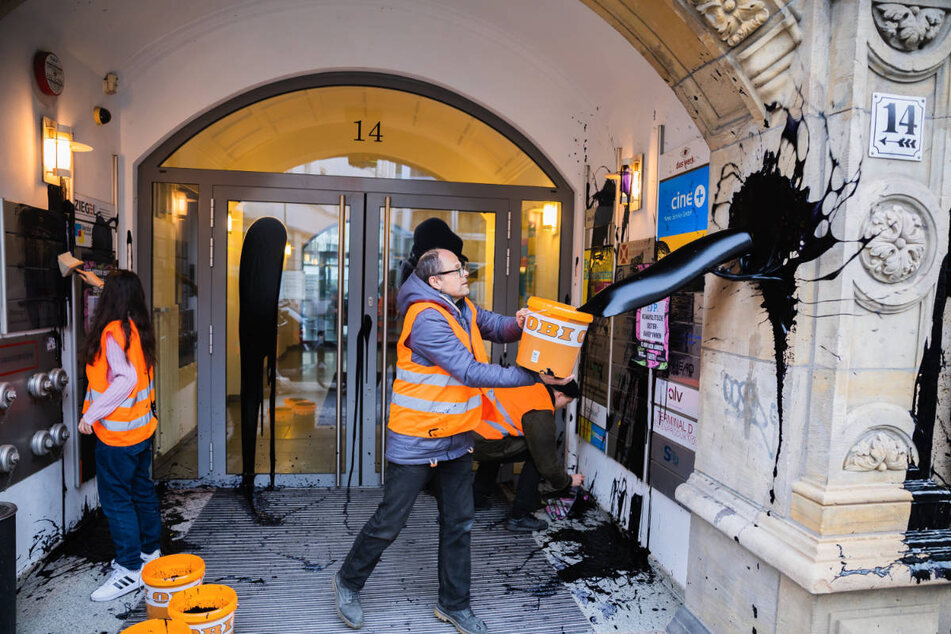 Aktivisten der Klimagruppe "Letze Generation" haben am Donnerstagmorgen die FDP-Bundesgeschäftsstelle mit öl-artiger Farbe beschmiert.