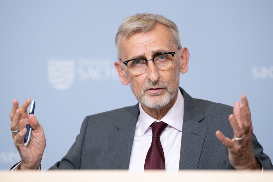 Abgelehnt: Innenminister Armin Schuster (64, CDU) will derzeit kein AfD-Verbotsverfahren.