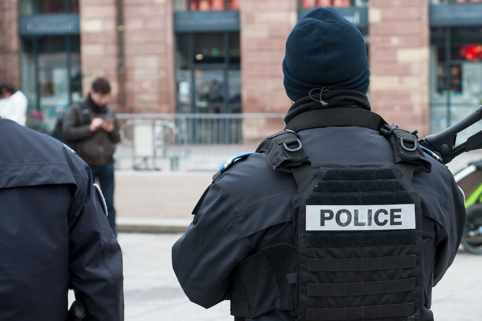 Polizisten fanden heraus, dass ein Zehnjähriger für die Attentatsdrohung gegen eine französische Grundschule verantwortlich sein soll. (Symbolbild)
