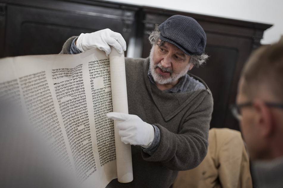 Der Vorsitzende der Jüdischen Gemeinde Görlitz, Alex Jacobowitz (61), prüfte am vergangenen Freitag die Authentizität der Torah-Fragmente.