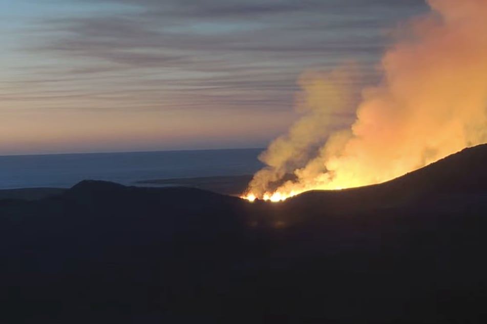 Erdbebenserie mit mehr als 200 Erschütterungen: Vulkanausbruch in Island setzt Häuser in Brand