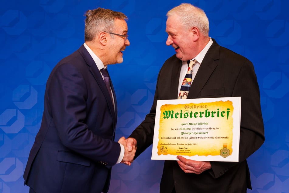 Handwerkskammer-Präsident Jörg Dittrich (54) gratulierte Fleischer Klaus Ulbricht (74) zum "Goldenen Meisterbrief".
