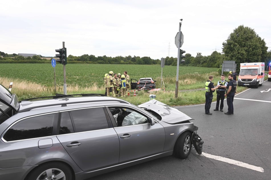 Die Polizei sperrte den Kreuzungsbereich für die Dauer des Einsatzes komplett ab.