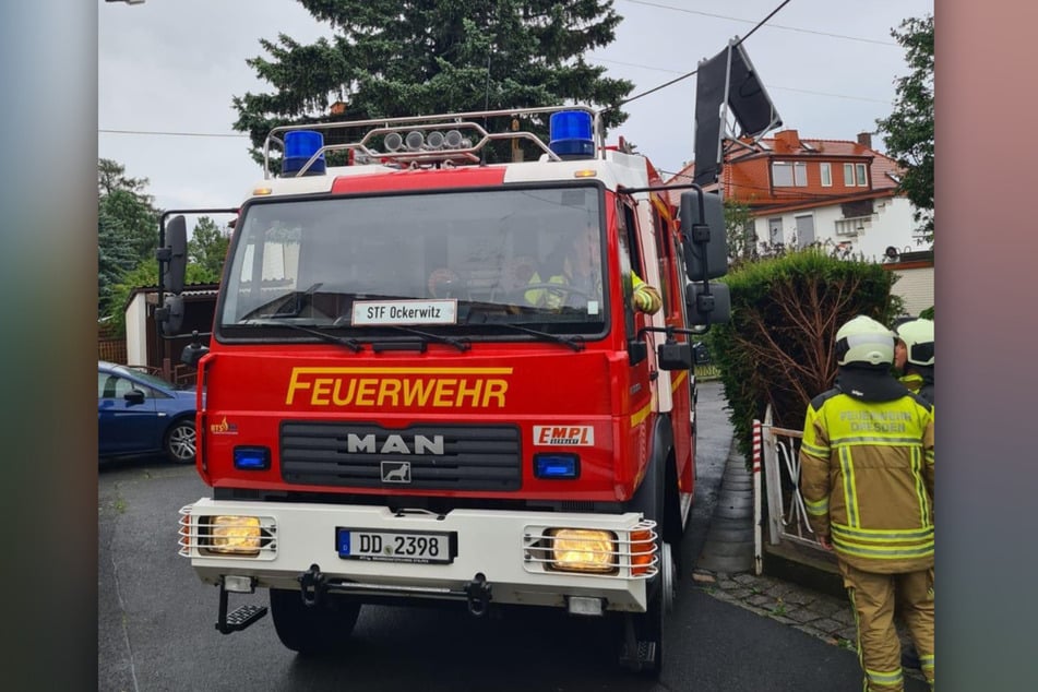 Die Feuerwehr hatte nach dem Sturm alle Hände voll zu tun. Hier kümmern sich die Kameraden um eine Sonnenliege, die in eine Telefonleitung geweht wurde.