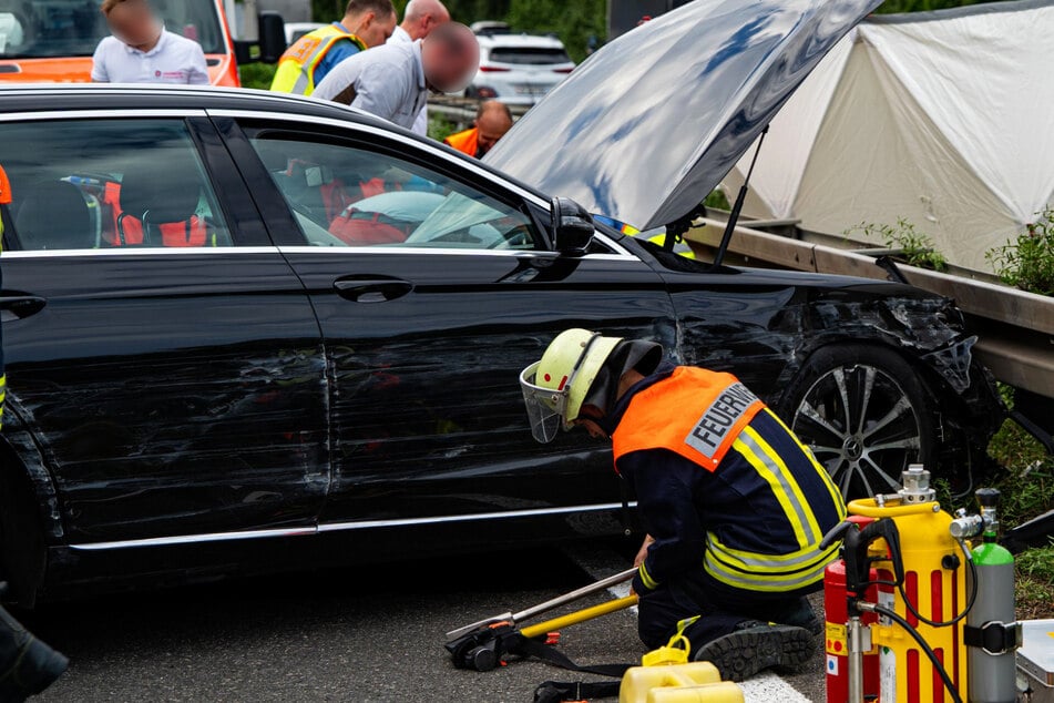 Der Mercedes war schließlich frontal in der Leitplanke eingeschlagen.