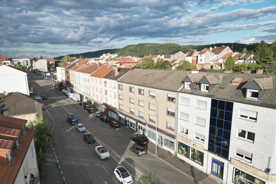 Das Haus mit der gelb-braunen Fassade, in dem eine Frau scheinbar doch nicht jahrelang gefangen gehalten und gefoltert wurde.