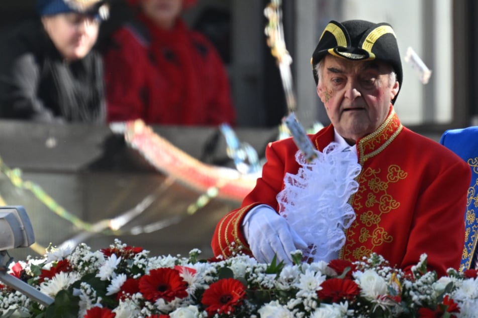 Anders als im Vorjahr schmeißt Herbert Reul (73, CDU) in diesem Jahr vom ersten Wagen seine Kamelle hinunter.