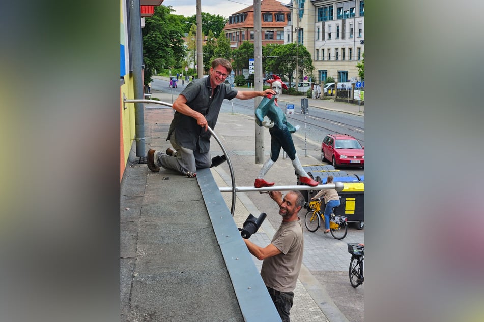 Nun balanciert Till Eulenspiegel wieder schelmisch an der Bibo-Fassade.