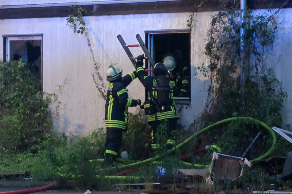 Von allen Seiten musste das Feuer am gestrigen Freitag bekämpft werden.